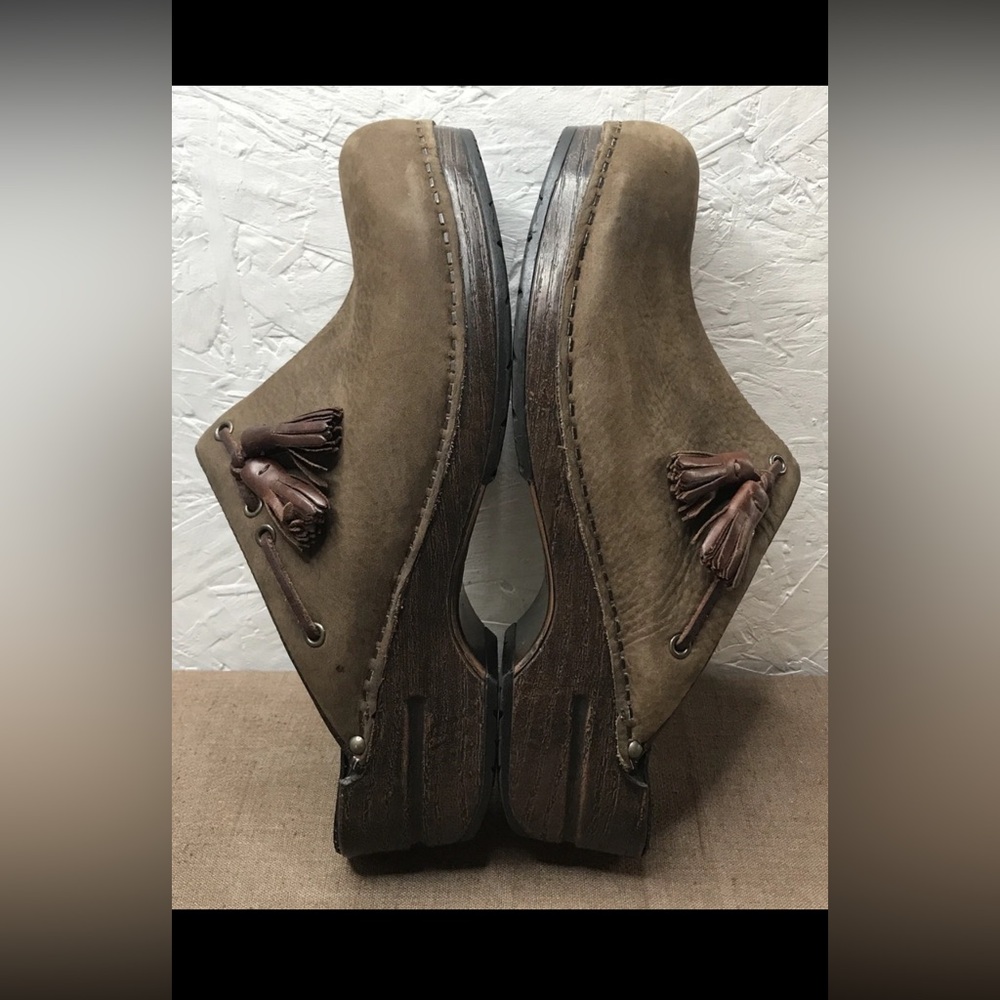 Dansko Shannon Women's Clogs Mules Brown Nubuck Leather Tassels Size 8.5-9 EU 39 - Picture 7 of 16